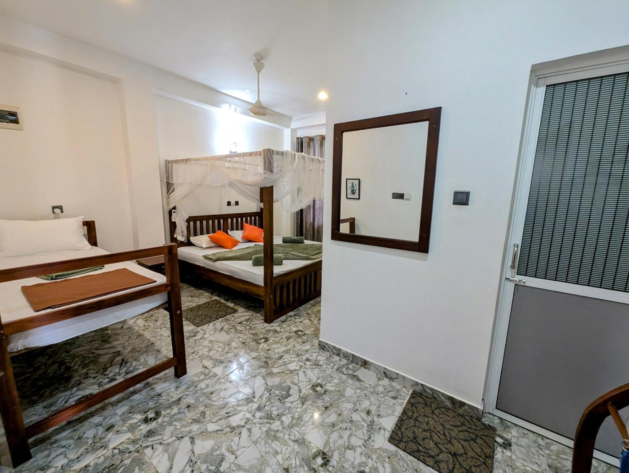Costels Mirissa Hostel Bagian luar foto